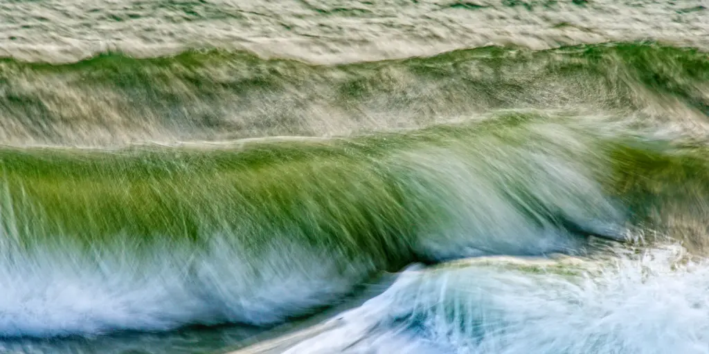 Cascading Emerald Pulse